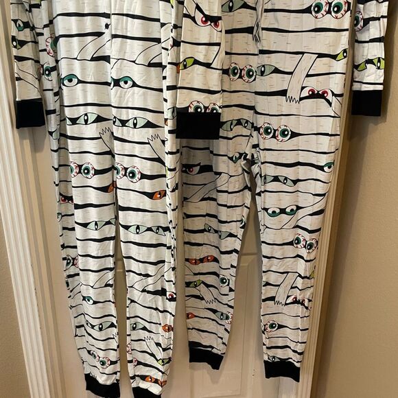 Old Navy Spooky Eyes Set Of Onesie Unisex Pajamas Button Front XL and L TALL - Picture 5 of 16